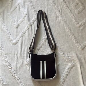 Soft, pleasant to the touch and wear, the Haute Shore bag